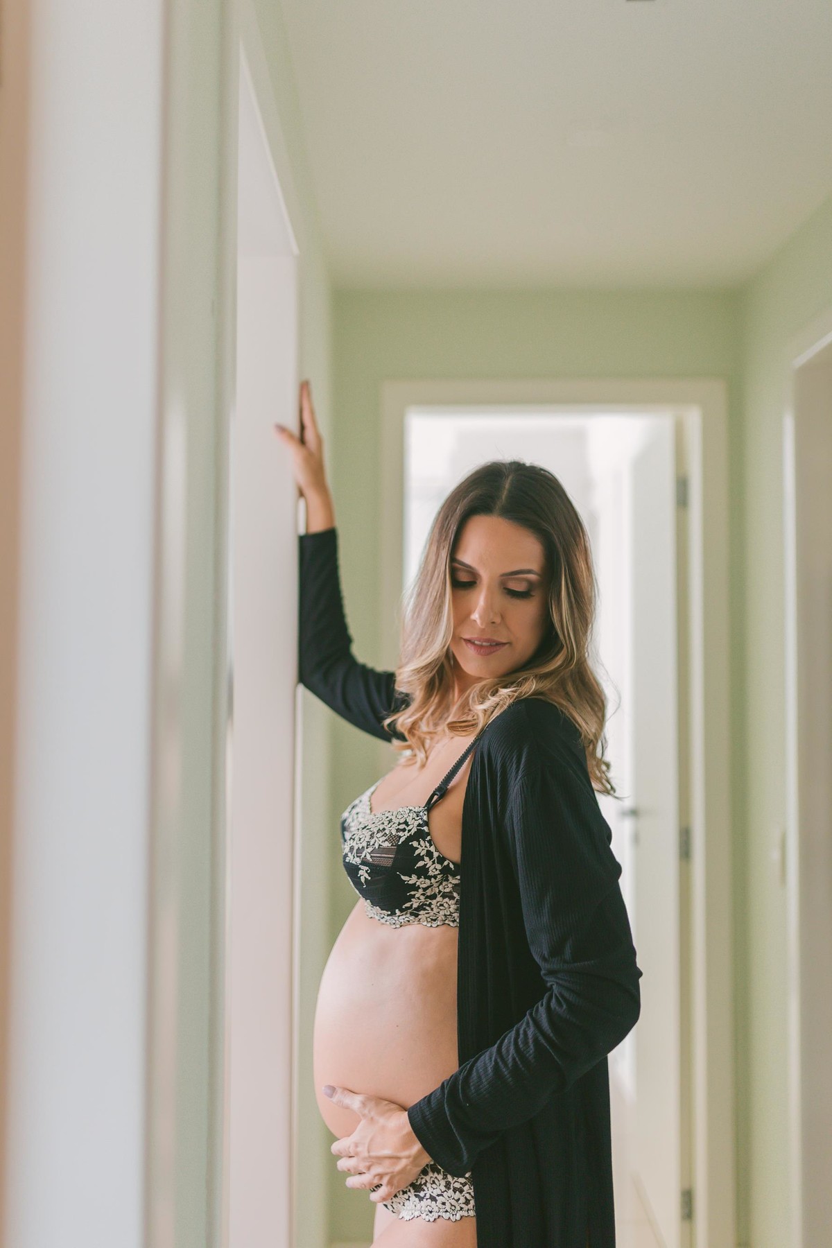 vGestante pregnant ensaio fotografico saudável book fotos vitória vila velha roupa leveza bebê segunda gestação neném fotografa loungerie beleza dentro casa lifestyle