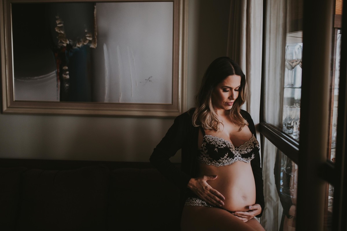 Gestante pregnant ensaio fotografico saudável book fotos vitória vila velha roupa leveza bebê segunda gestação neném fotografa loungerie beleza dentro casa lifestyle