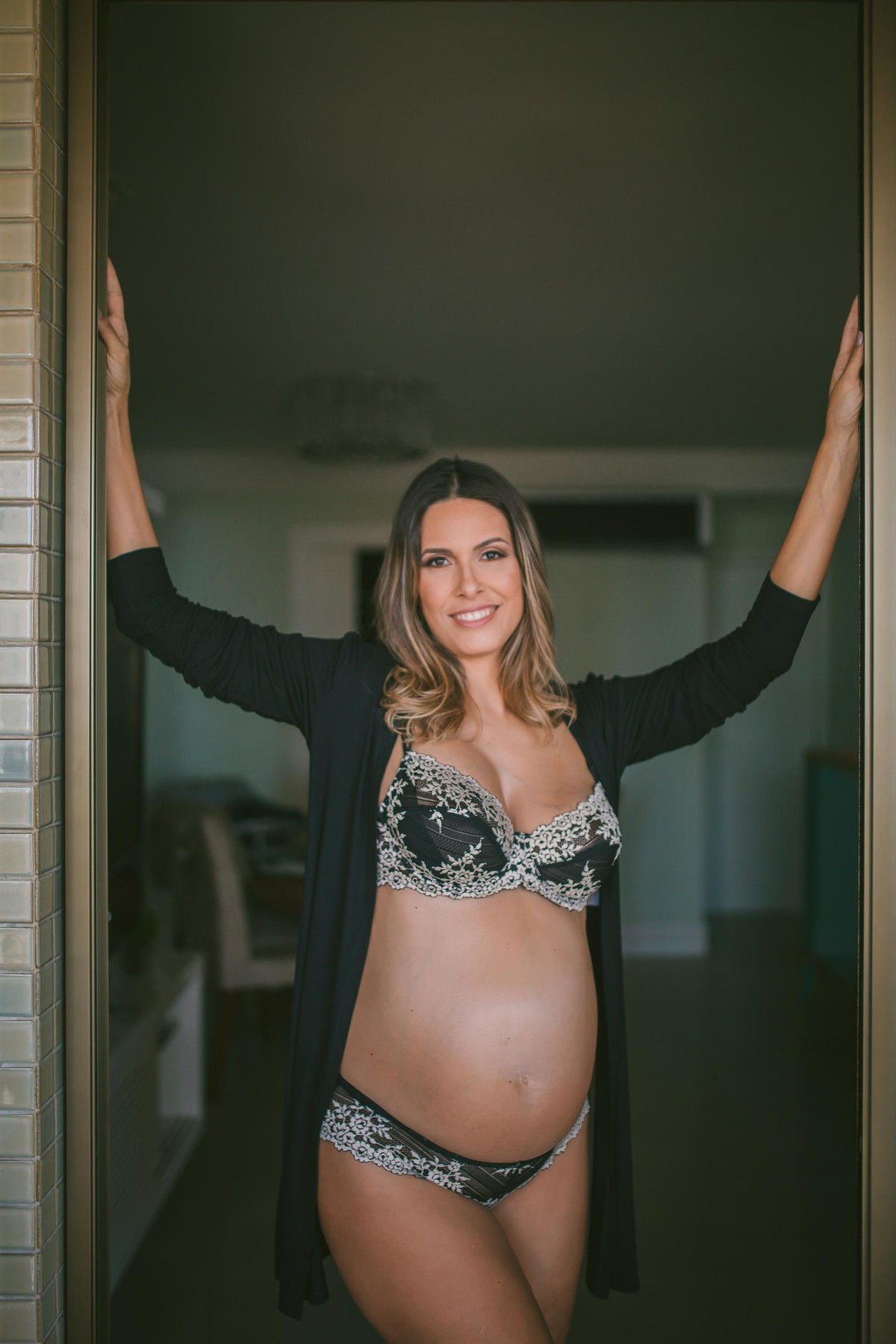 Gestante pregnant ensaio fotografico saudável book fotos vitória vila velha roupa leveza bebê segunda gestação neném fotografa loungerie beleza dentro casa lifestyle