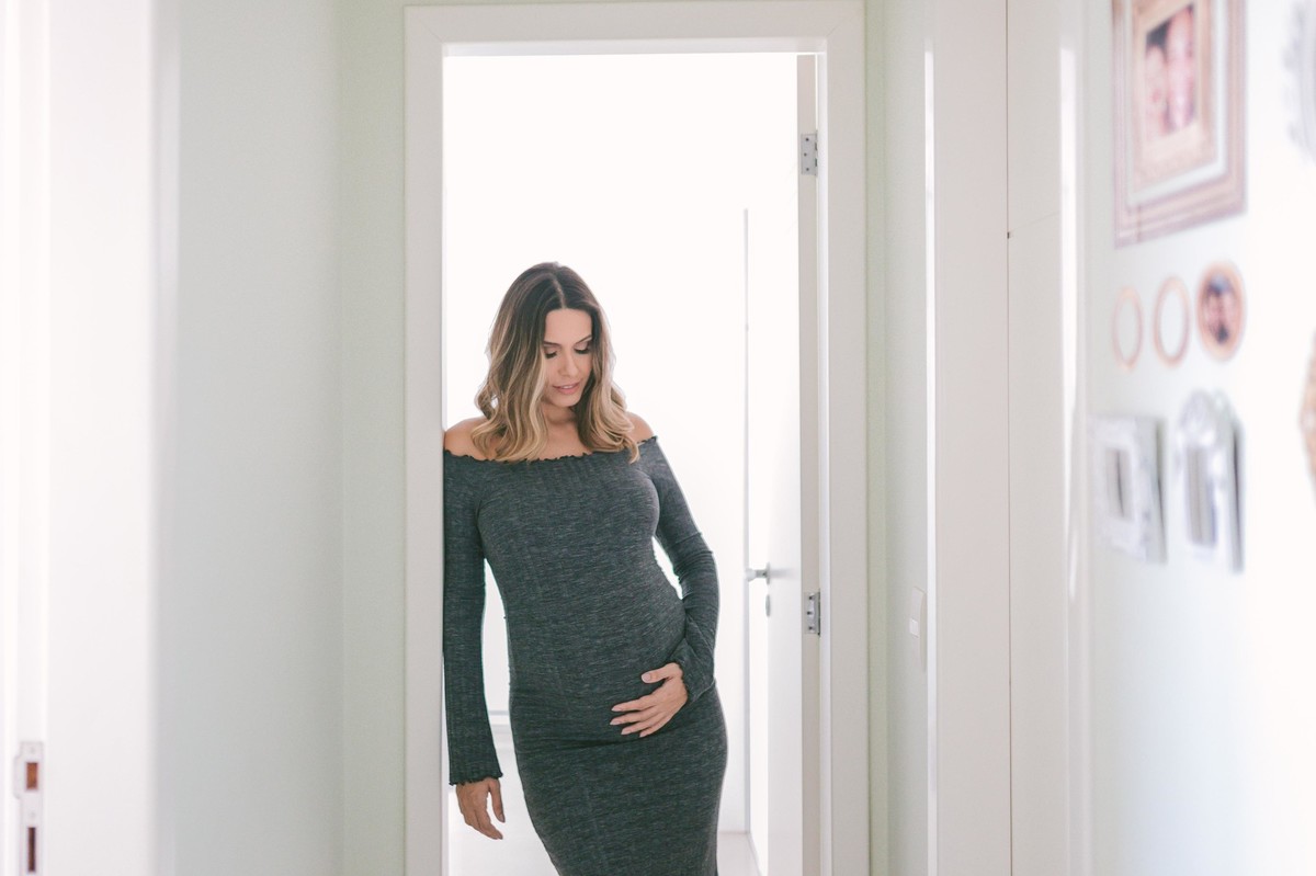 Gestante pregnant ensaio fotografico saudável book fotos vitória vila velha roupa leveza bebê segunda gestação neném fotografa loungerie beleza dentro casa lifestyle
