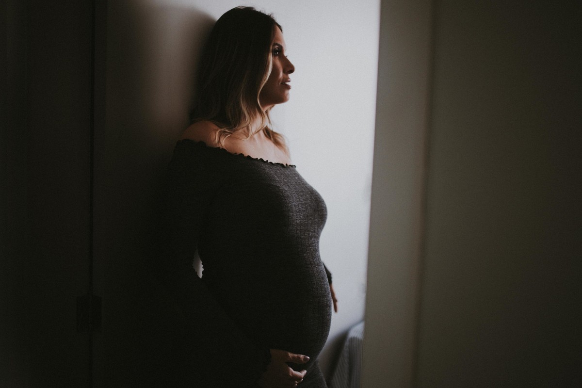 Gestante pregnant ensaio fotografico saudável book fotos vitória vila velha roupa leveza bebê segunda gestação neném fotografa loungerie beleza dentro casa lifestyle