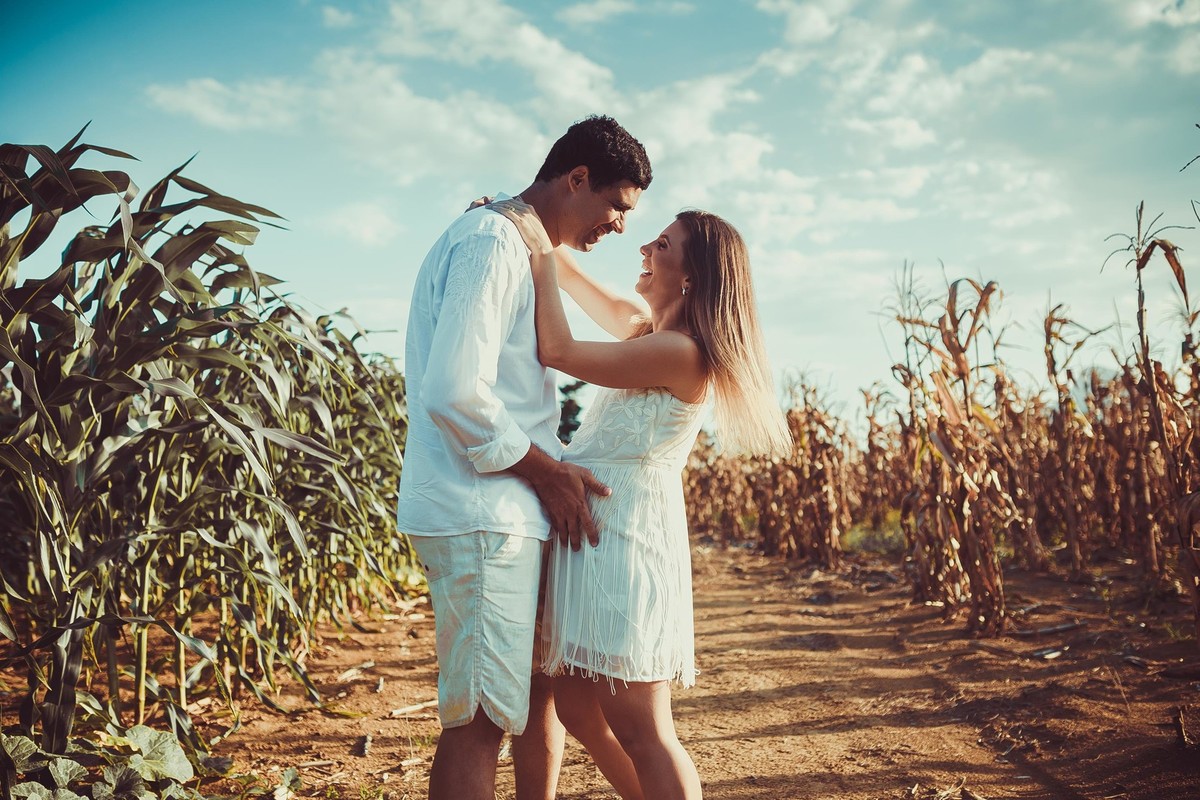 Gestante pregnant ensaio casa home saudável book fotos vitória vila velha lingerie roupa leveza bebê gestação neném viana sara plantação milho Golden hour por sol fazenda sitio