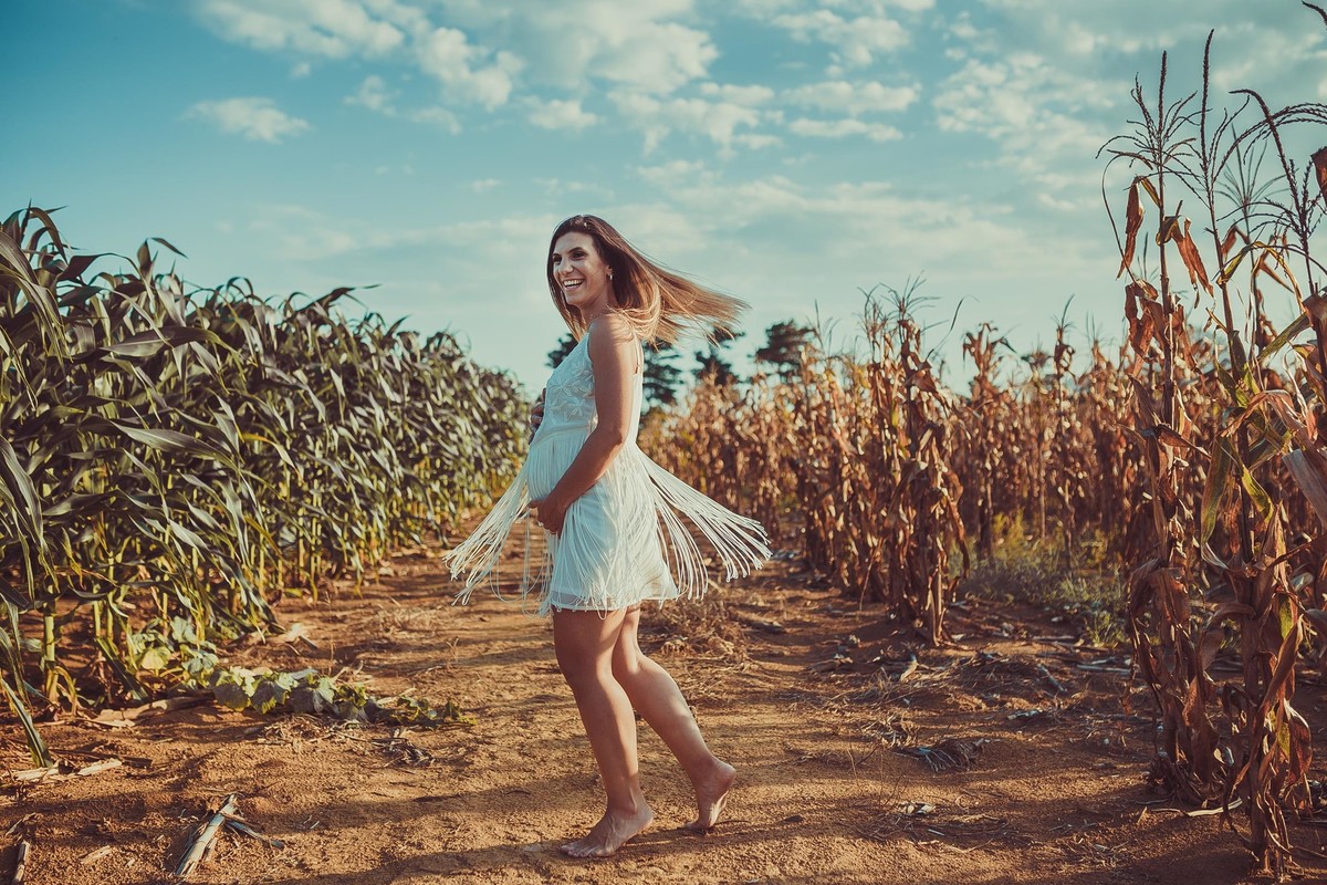Gestante pregnant ensaio casa home saudável book fotos vitória vila velha lingerie roupa leveza bebê gestação neném viana sara plantação milho Golden hour por sol fazenda sitio