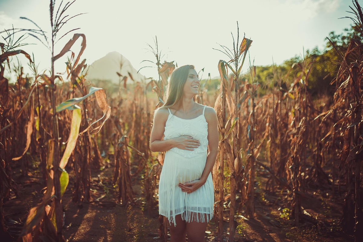 Gestante pregnant ensaio casa home saudável book fotos vitória vila velha lingerie roupa leveza bebê gestação neném viana sara plantação milho Golden hour por sol fazenda sitio