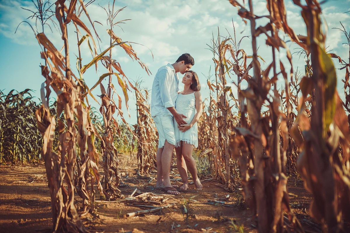 Gestante pregnant ensaio casa home saudável book fotos vitória vila velha lingerie roupa leveza bebê gestação neném viana sara plantação milho Golden hour por sol fazenda sitio