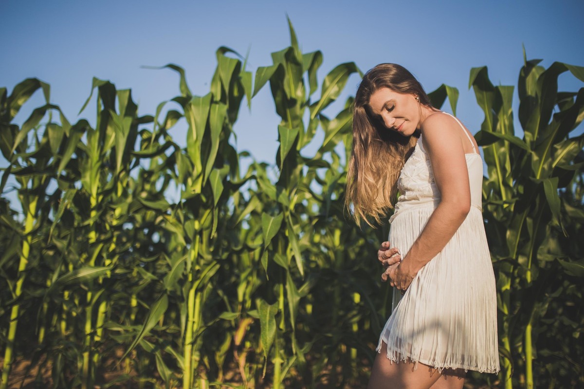 Gestante pregnant ensaio casa home saudável book fotos vitória vila velha lingerie roupa leveza bebê gestação neném viana sara plantação milho Golden hour por sol fazenda sitio