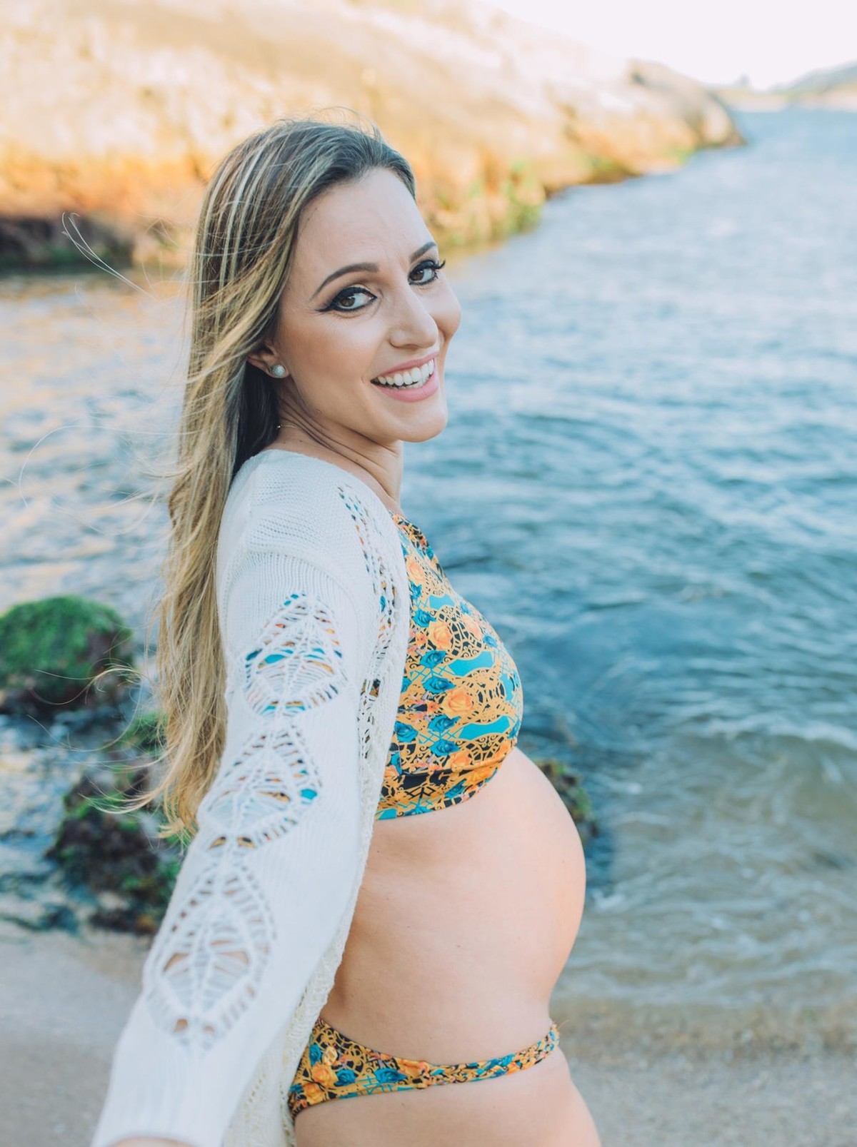 Gestante pregnant ensaio casa home saudável book fotos vitória vila velha roupa leveza bebê gestação neném por sol Golden hour ilha frade neném
