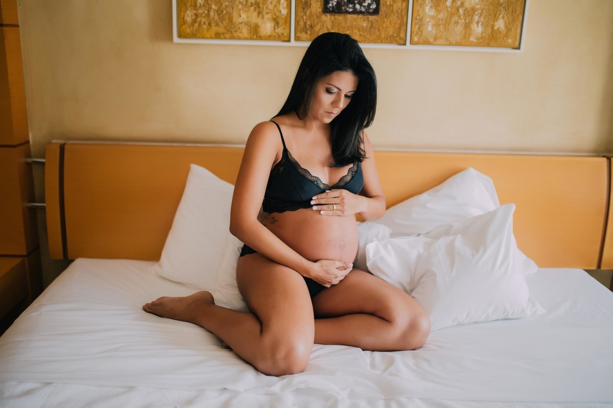 Gestante pregnant ensaio casa home saudável book fotos vitória vila velha roupa leveza bebê gestação neném por sol Golden hour hotel ilha boi lingerie casal fotos sessão