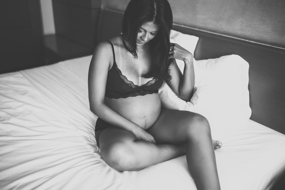 Gestante pregnant ensaio casa home saudável book fotos vitória vila velha roupa leveza bebê gestação neném por sol Golden hour hotel ilha boi lingerie casal fotos sessão