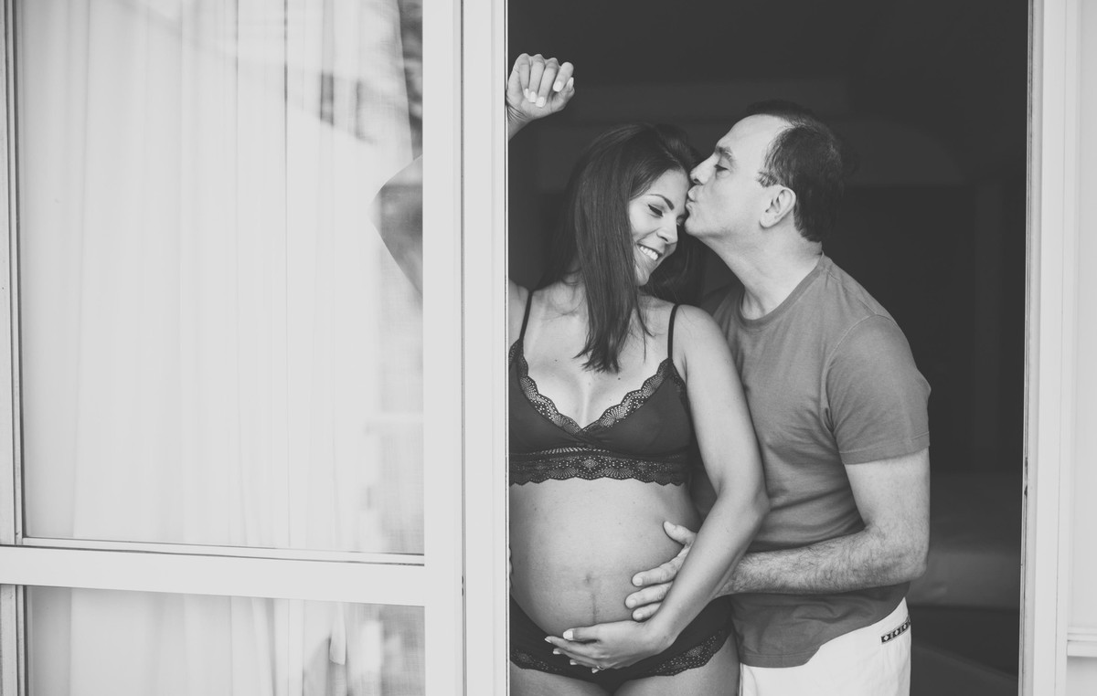 Gestante pregnant ensaio casa home saudável book fotos vitória vila velha roupa leveza bebê gestação neném por sol Golden hour hotel ilha boi lingerie casal fotos sessão