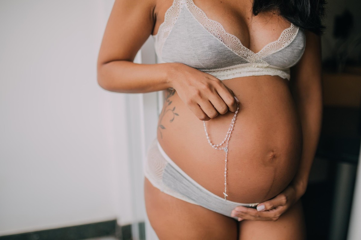 Gestante pregnant ensaio casa home saudável book fotos vitória vila velha roupa leveza bebê gestação neném por sol Golden hour hotel ilha boi lingerie casal fotos sessão