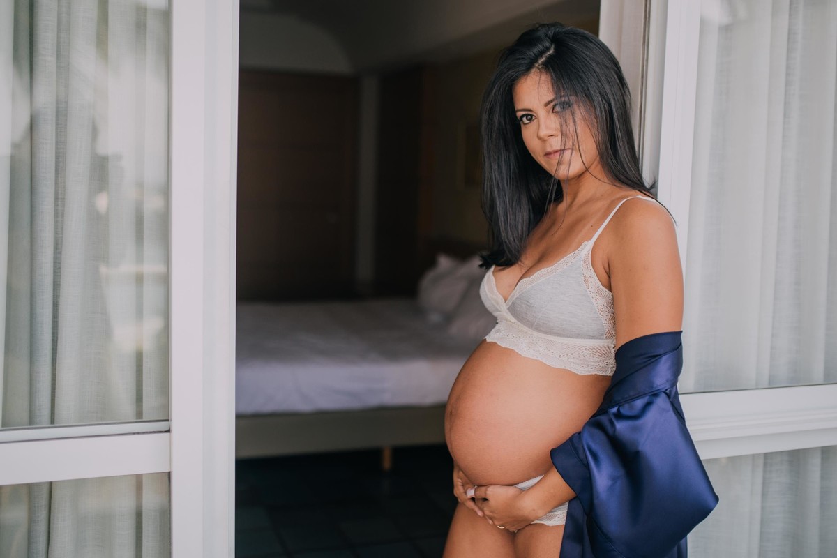 Gestante pregnant ensaio casa home saudável book fotos vitória vila velha roupa leveza bebê gestação neném por sol Golden hour hotel ilha boi lingerie casal fotos sessão