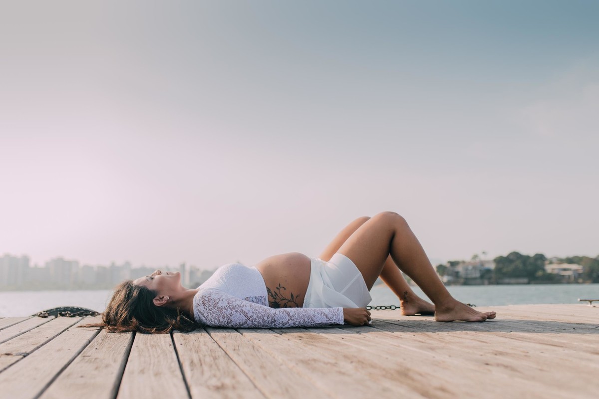 Gestante pregnant ensaio casa home saudável book fotos vitória vila velha roupa leveza bebê gestação neném por sol Golden hour hotel ilha boi lingerie casal fotos sessão