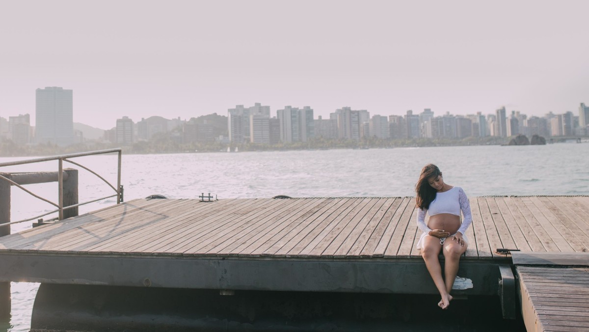 Gestante pregnant ensaio casa home saudável book fotos vitória vila velha roupa leveza bebê gestação neném por sol Golden hour hotel ilha boi lingerie casal fotos sessão