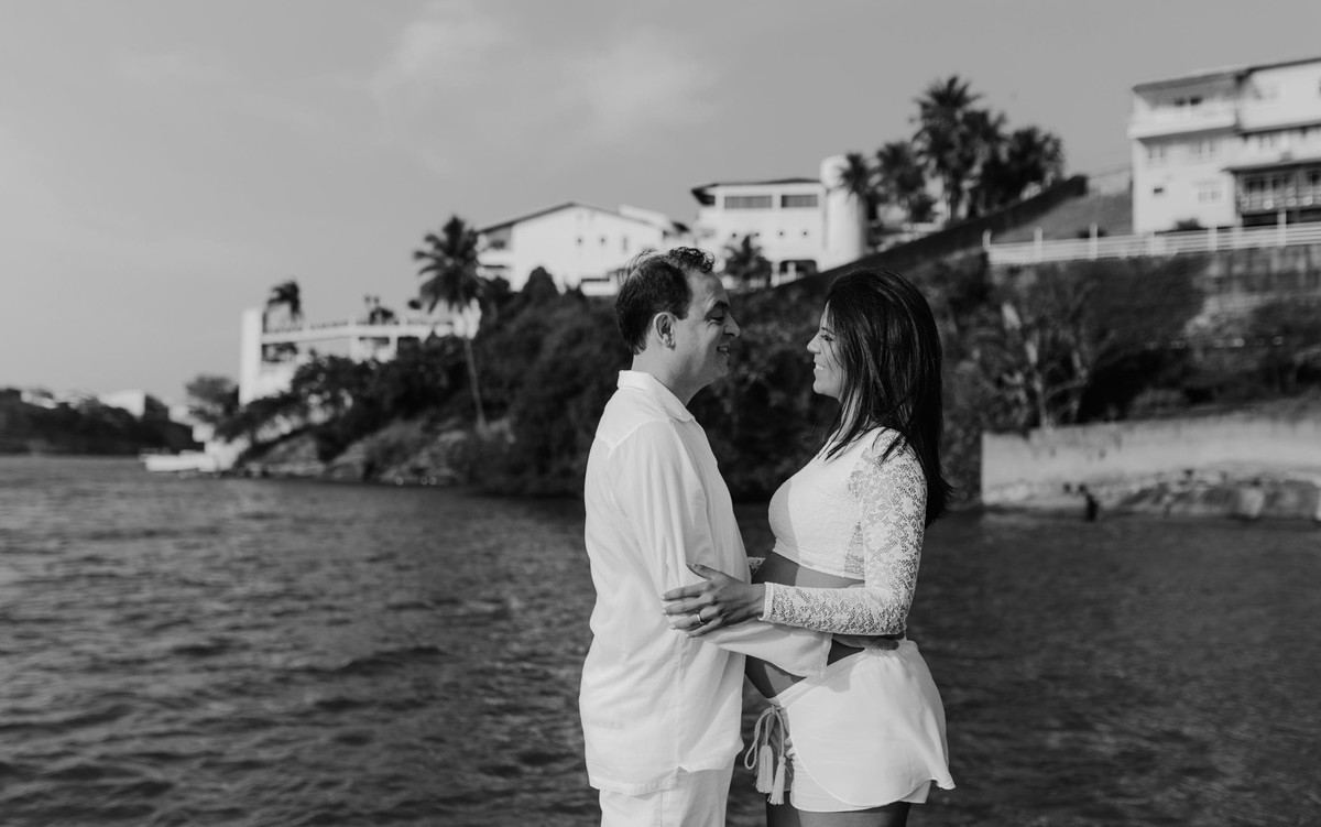 Gestante pregnant ensaio casa home saudável book fotos vitória vila velha roupa leveza bebê gestação neném por sol Golden hour hotel ilha boi lingerie casal fotos sessão