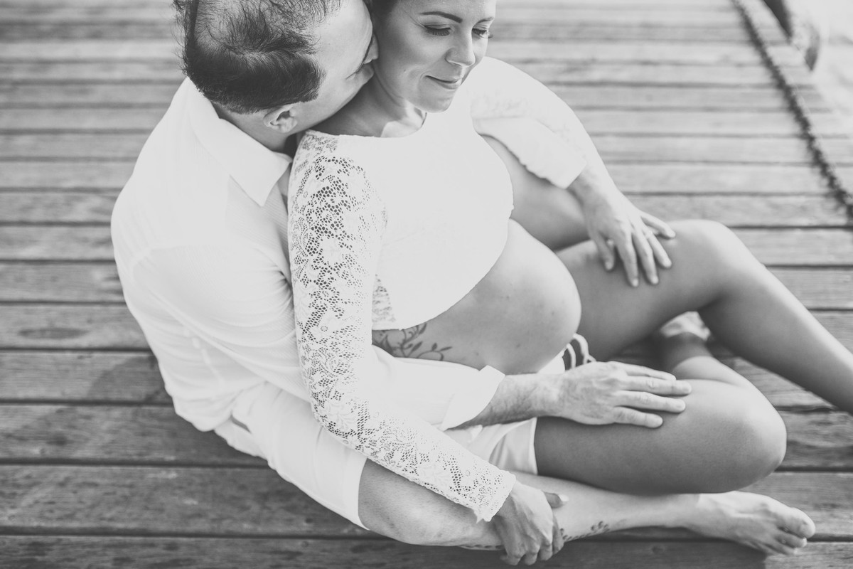 Gestante pregnant ensaio casa home saudável book fotos vitória vila velha roupa leveza bebê gestação neném por sol Golden hour hotel ilha boi lingerie casal fotos sessão