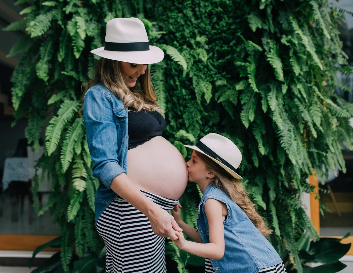 Gestante pregnant ensaio casa home saudável book fotos vitória vila velha roupa leveza bebê gestação neném casa verde parede planta serra Alphaville casa segundo filha mãe filha