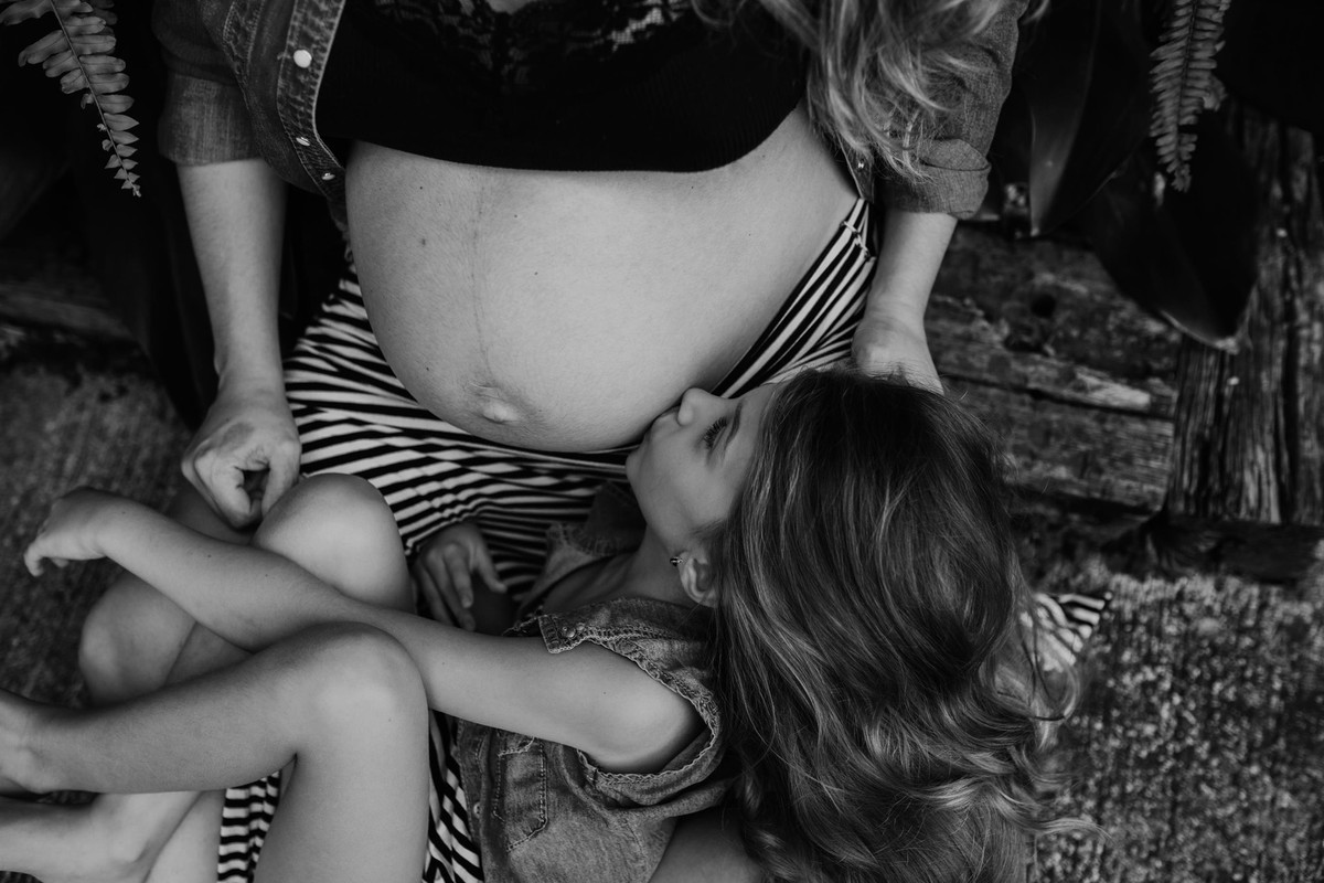 Gestante pregnant ensaio casa home saudável book fotos vitória vila velha roupa leveza bebê gestação neném casa verde parede planta serra Alphaville casa segundo filha mãe filha