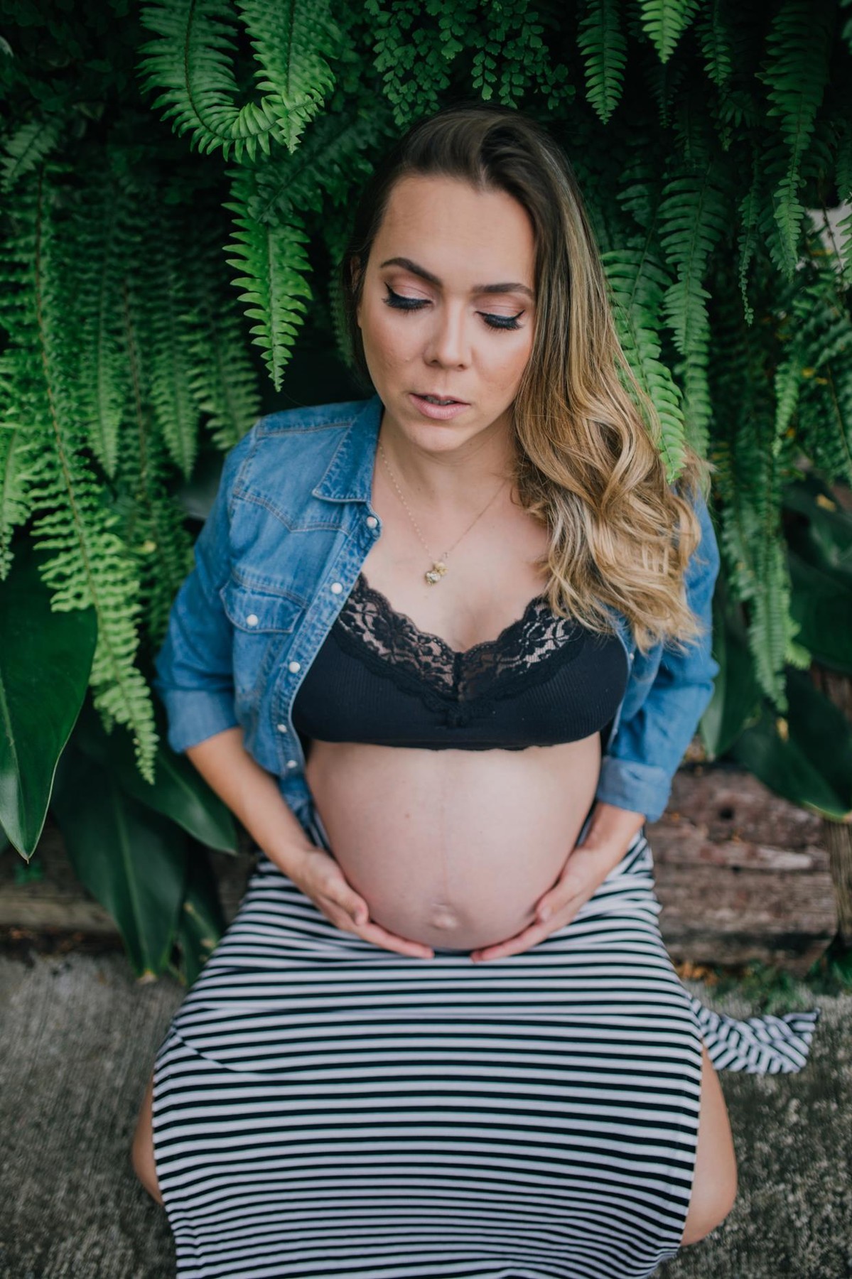 Gestante pregnant ensaio casa home saudável book fotos vitória vila velha roupa leveza bebê gestação neném casa verde parede planta serra Alphaville casa segundo filha mãe filha