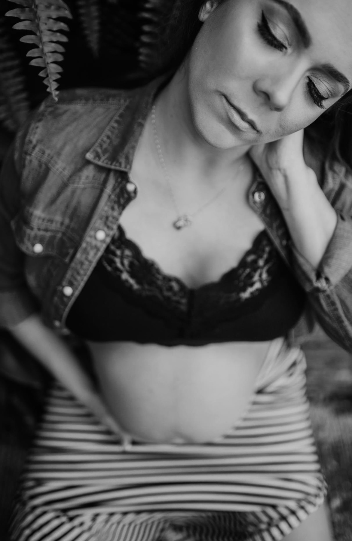 Gestante pregnant ensaio casa home saudável book fotos vitória vila velha roupa leveza bebê gestação neném casa verde parede planta serra Alphaville casa segundo filha mãe filha