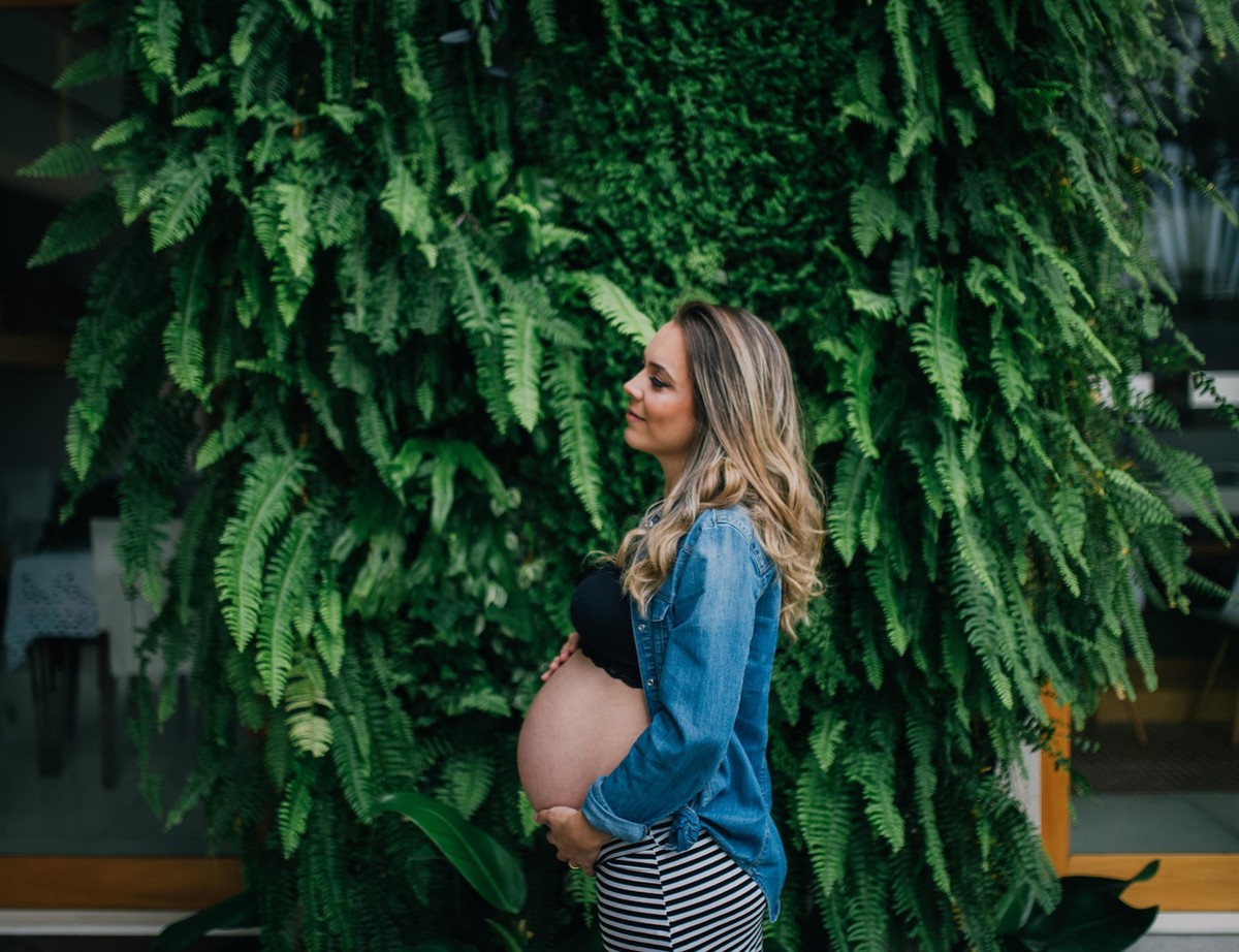 Gestante pregnant ensaio casa home saudável book fotos vitória vila velha roupa leveza bebê gestação neném casa verde parede planta serra Alphaville casa segundo filha mãe filha