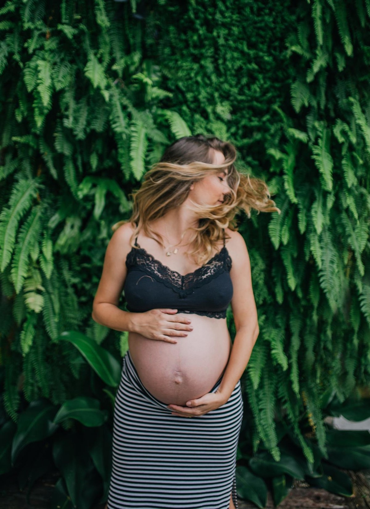Gestante pregnant ensaio casa home saudável book fotos vitória vila velha roupa leveza bebê gestação neném casa verde parede planta serra Alphaville casa segundo filha mãe filha