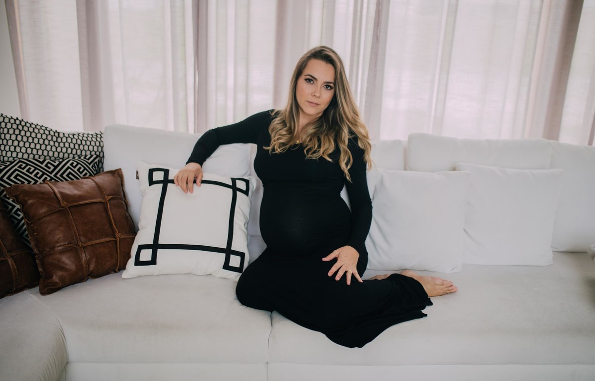 Gestante pregnant ensaio casa home saudável book fotos vitória vila velha roupa leveza bebê gestação neném casa verde parede planta serra Alphaville casa segundo filha mãe filha