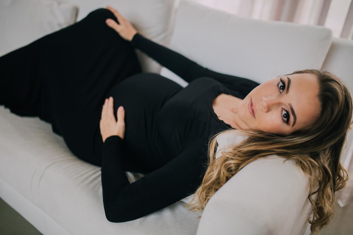 Gestante pregnant ensaio casa home saudável book fotos vitória vila velha roupa leveza bebê gestação neném casa verde parede planta serra Alphaville casa segundo filha mãe filha