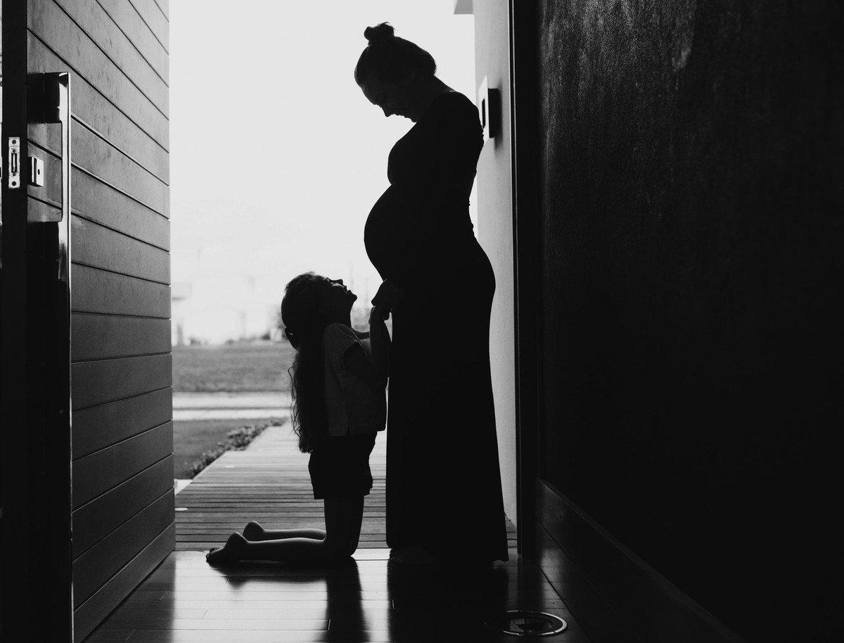 Gestante pregnant ensaio casa home saudável book fotos vitória vila velha roupa leveza bebê gestação neném casa verde parede planta serra Alphaville casa segundo filha mãe filha
