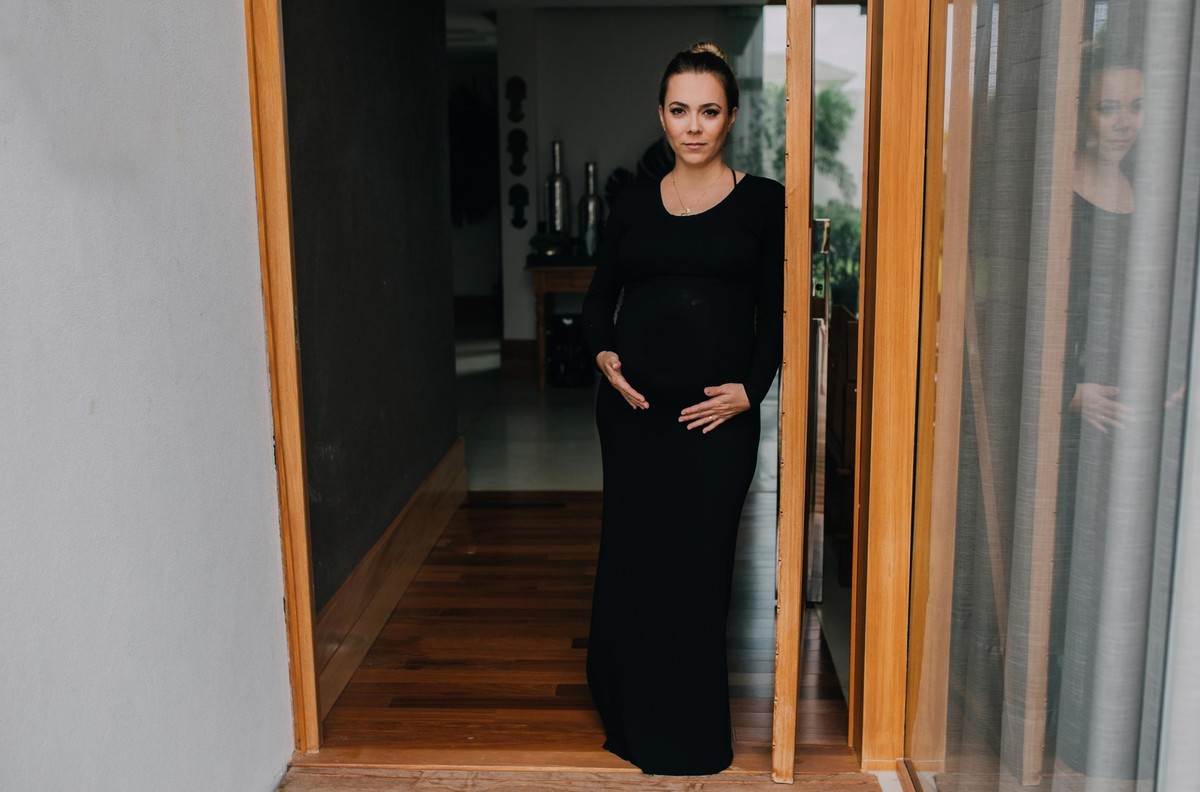 Gestante pregnant ensaio casa home saudável book fotos vitória vila velha roupa leveza bebê gestação neném casa verde parede planta serra Alphaville casa segundo filha mãe filha