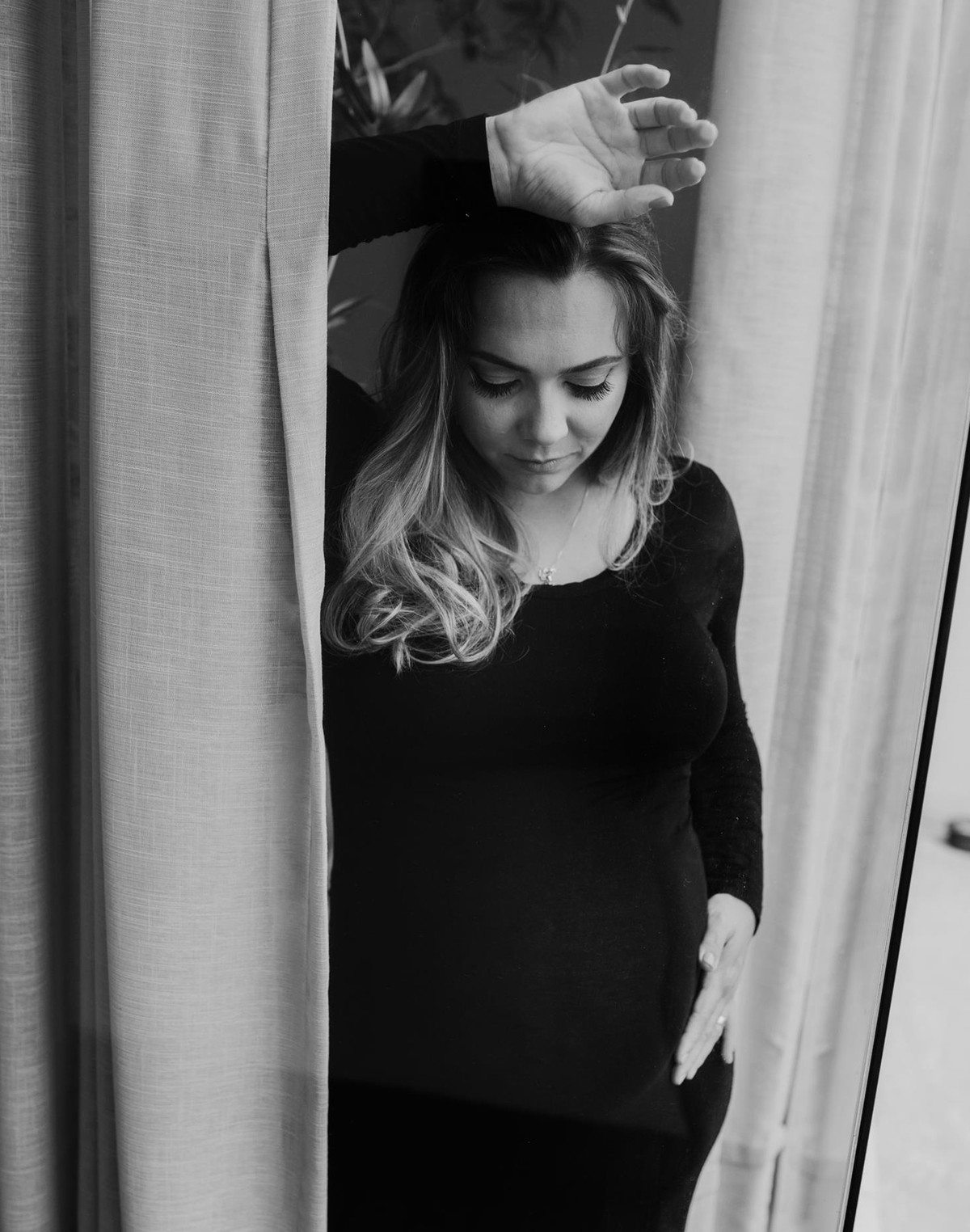 Gestante pregnant ensaio casa home saudável book fotos vitória vila velha roupa leveza bebê gestação neném casa verde parede planta serra Alphaville casa segundo filha mãe filha