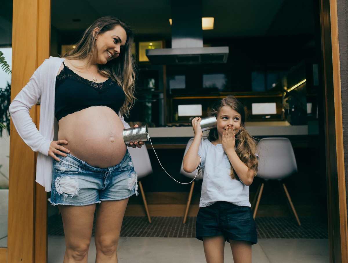 Gestante pregnant ensaio casa home saudável book fotos vitória vila velha roupa leveza bebê gestação neném casa verde parede planta serra Alphaville casa segundo filha mãe filha