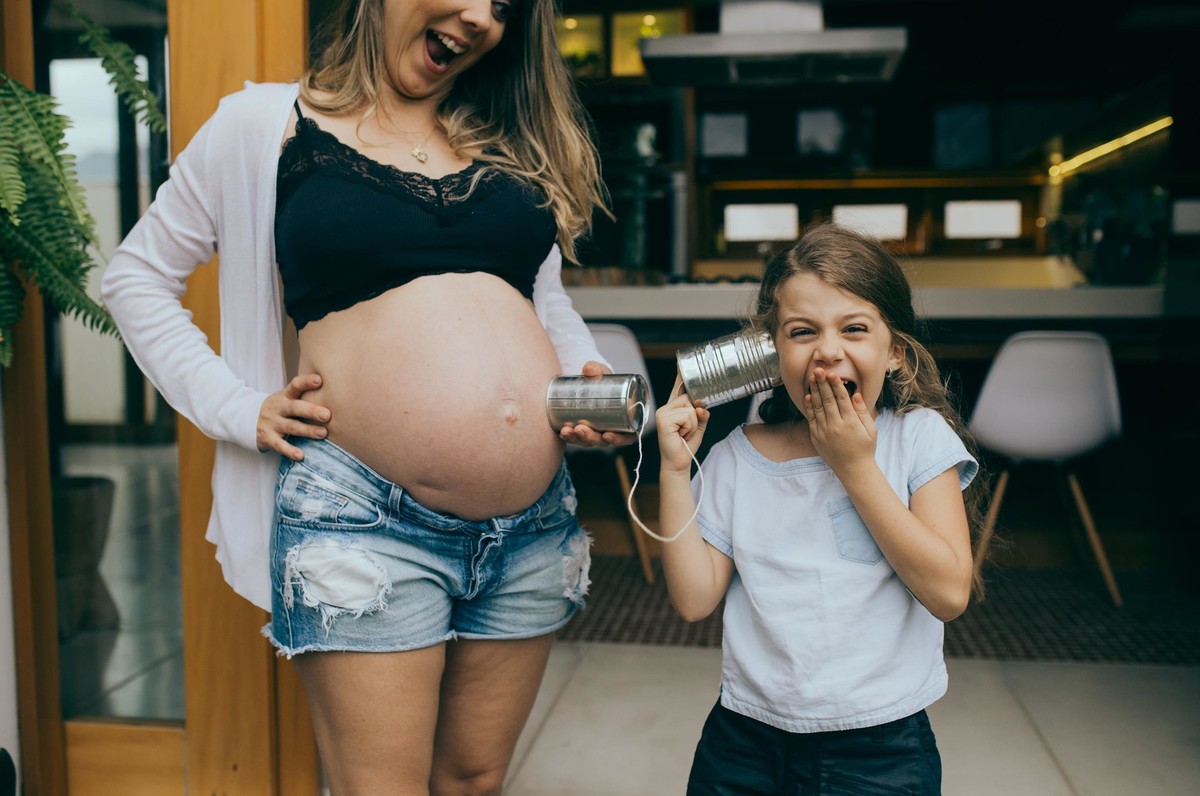 Gestante pregnant ensaio casa home saudável book fotos vitória vila velha roupa leveza bebê gestação neném casa verde parede planta serra Alphaville casa segundo filha mãe filha