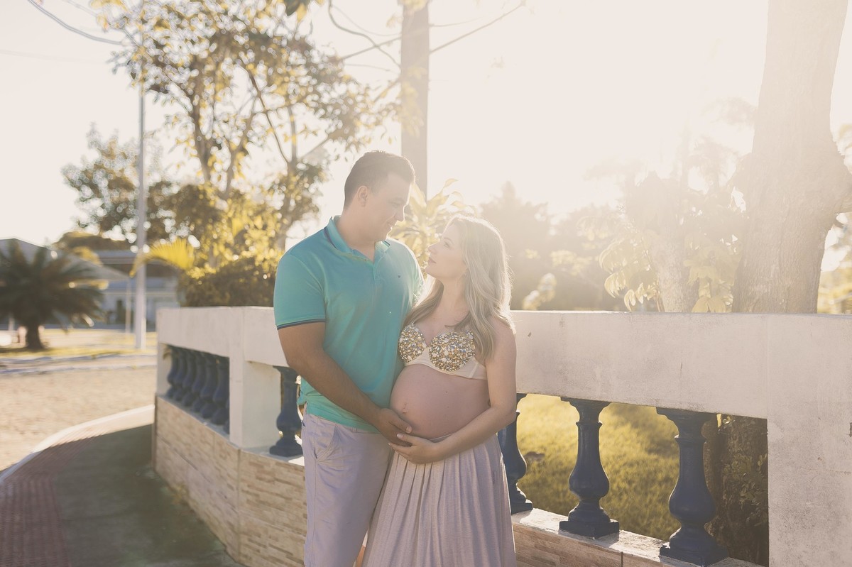 Gestante pregnant ensaio saudável book fotos vitória vila velha roupa leveza bebê gestação neném por sol Golden hour barra jucu neném amor casal Colatina por sol