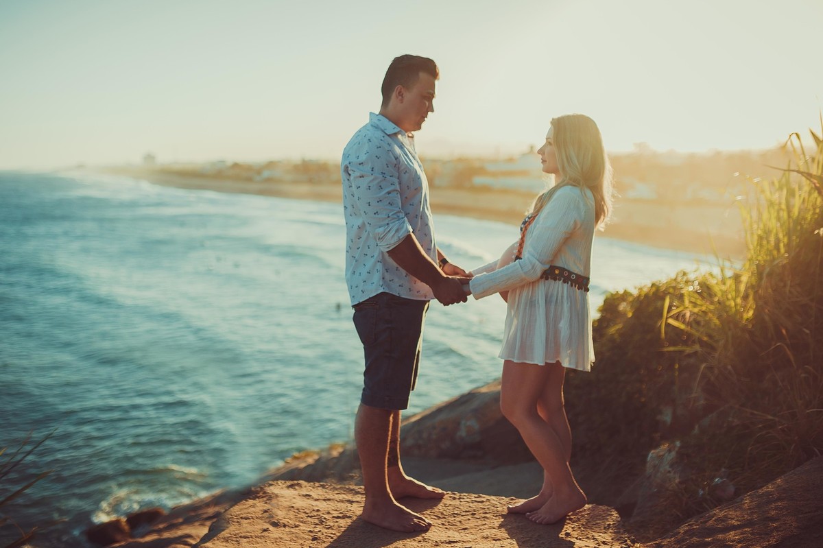 Gestante pregnant ensaio saudável book fotos vitória vila velha roupa leveza bebê gestação neném por sol Golden hour barra jucu neném amor casal Colatina por sol