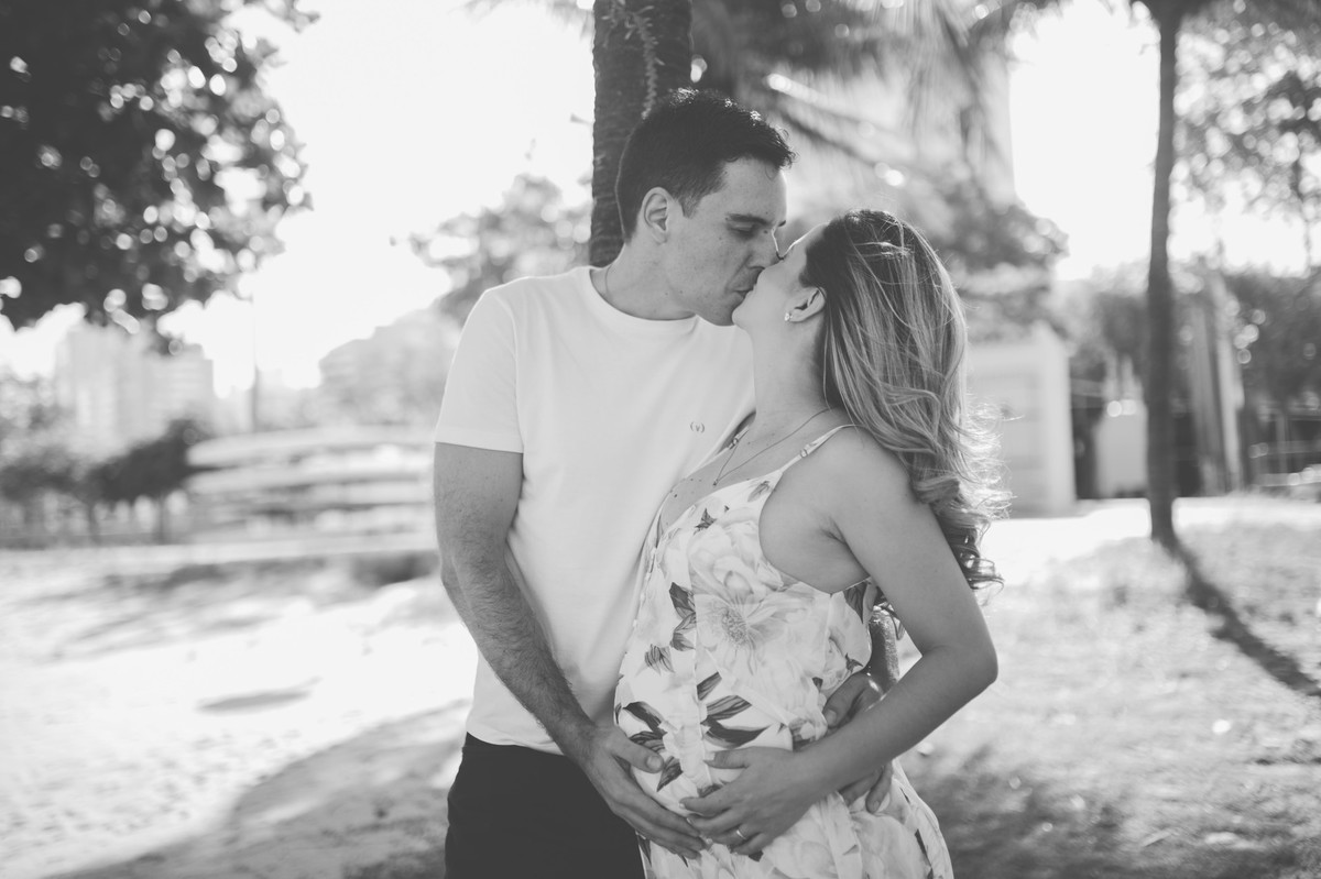 Gestante pregnant ensaio casa home saudável book fotos vitória vila velha roupa leveza bebê gestação neném por sol Golden hour ilha frade neném amor casal guarderia