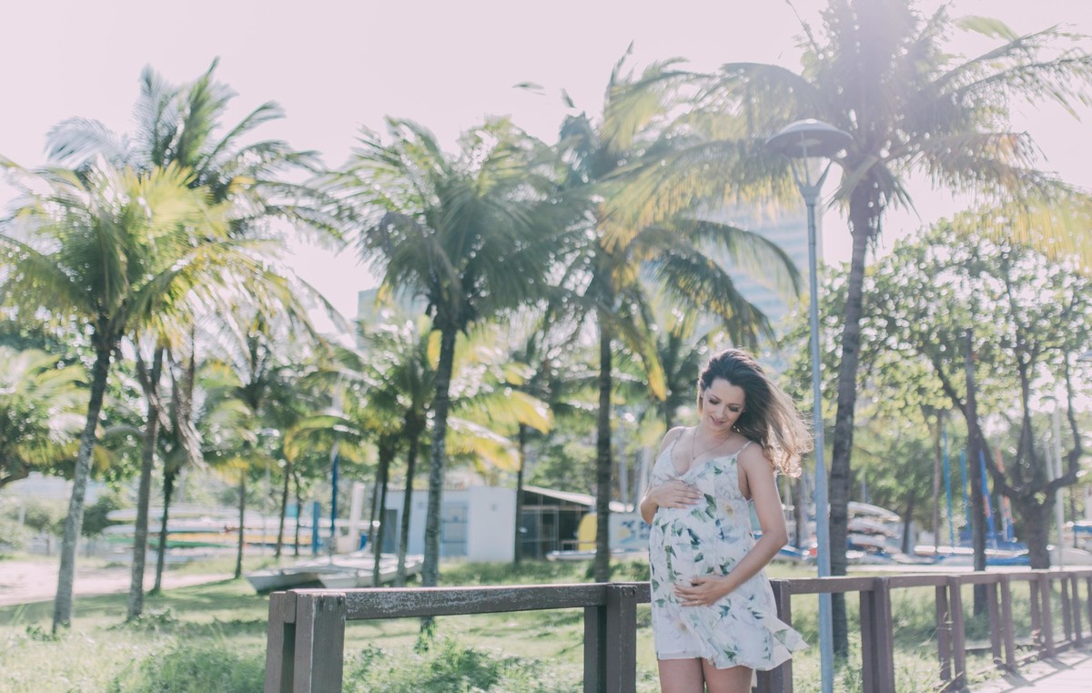 Gestante pregnant ensaio casa home saudável book fotos vitória vila velha roupa leveza bebê gestação neném por sol Golden hour ilha frade neném amor casal guarderia