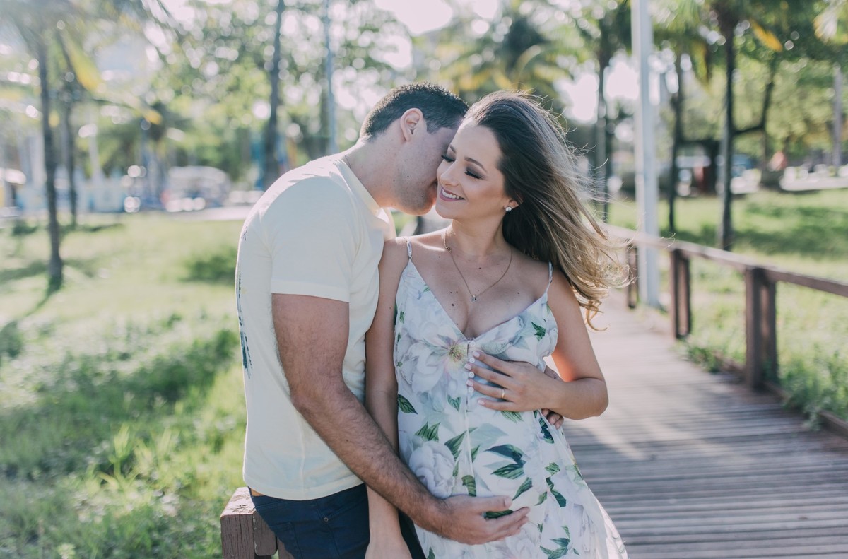 Gestante pregnant ensaio casa home saudável book fotos vitória vila velha roupa leveza bebê gestação neném por sol Golden hour ilha frade neném amor casal guarderia