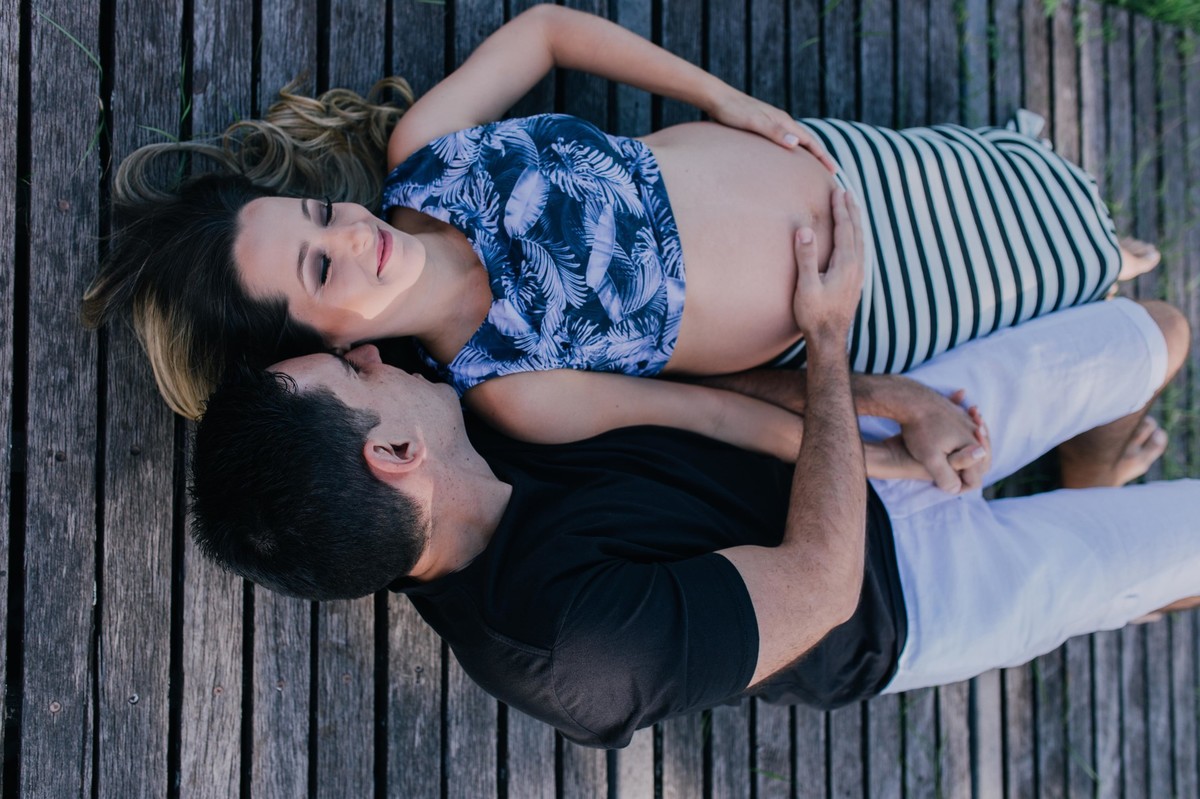 Gestante pregnant ensaio casa home saudável book fotos vitória vila velha roupa leveza bebê gestação neném por sol Golden hour ilha frade neném amor casal guarderia