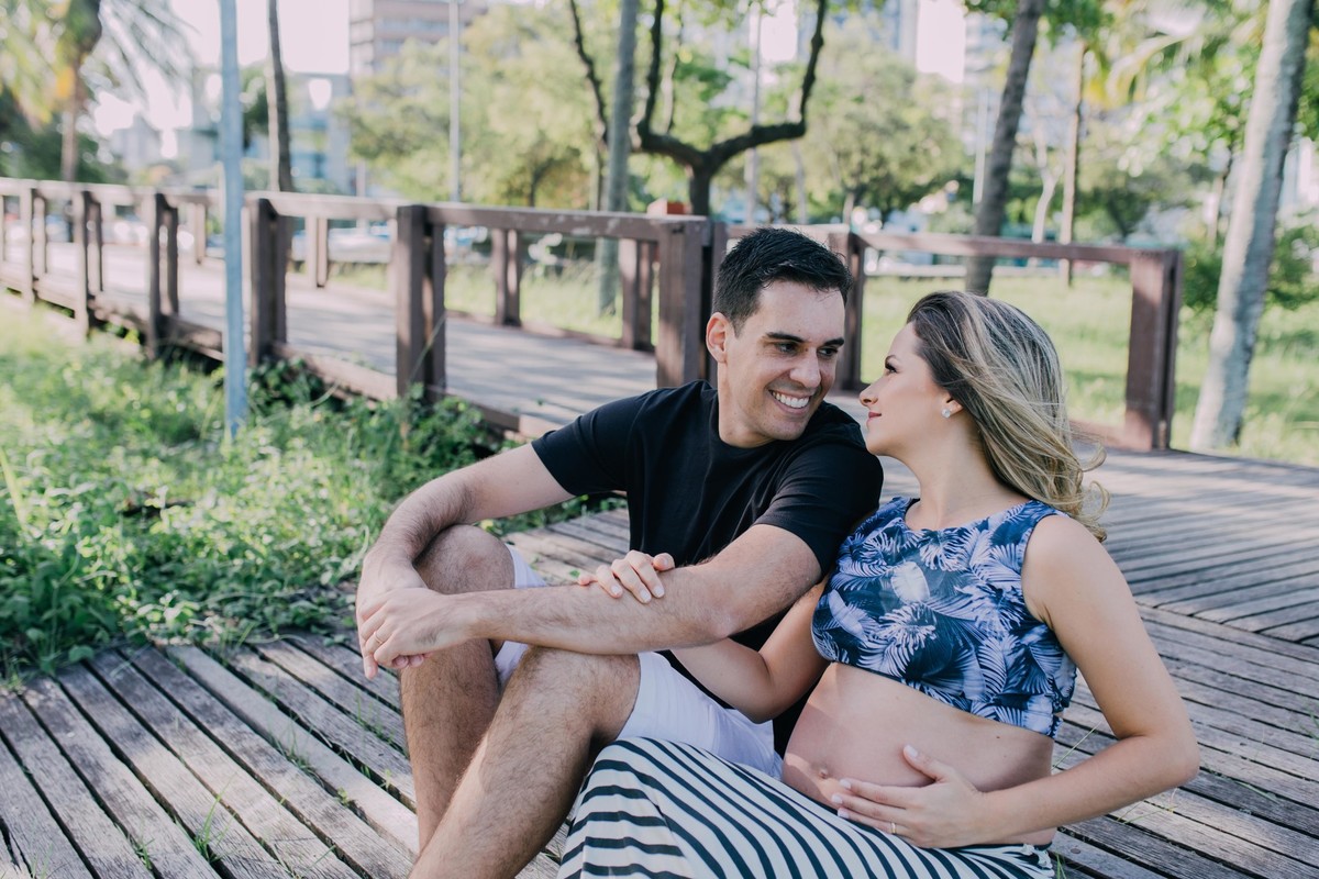 Gestante pregnant ensaio casa home saudável book fotos vitória vila velha roupa leveza bebê gestação neném por sol Golden hour ilha frade neném amor casal guarderia