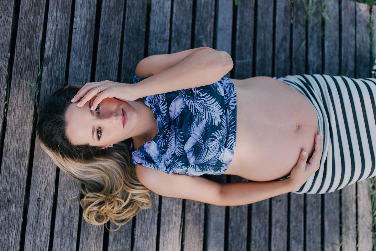 Gestante pregnant ensaio casa home saudável book fotos vitória vila velha roupa leveza bebê gestação neném por sol Golden hour ilha frade neném amor casal guarderia