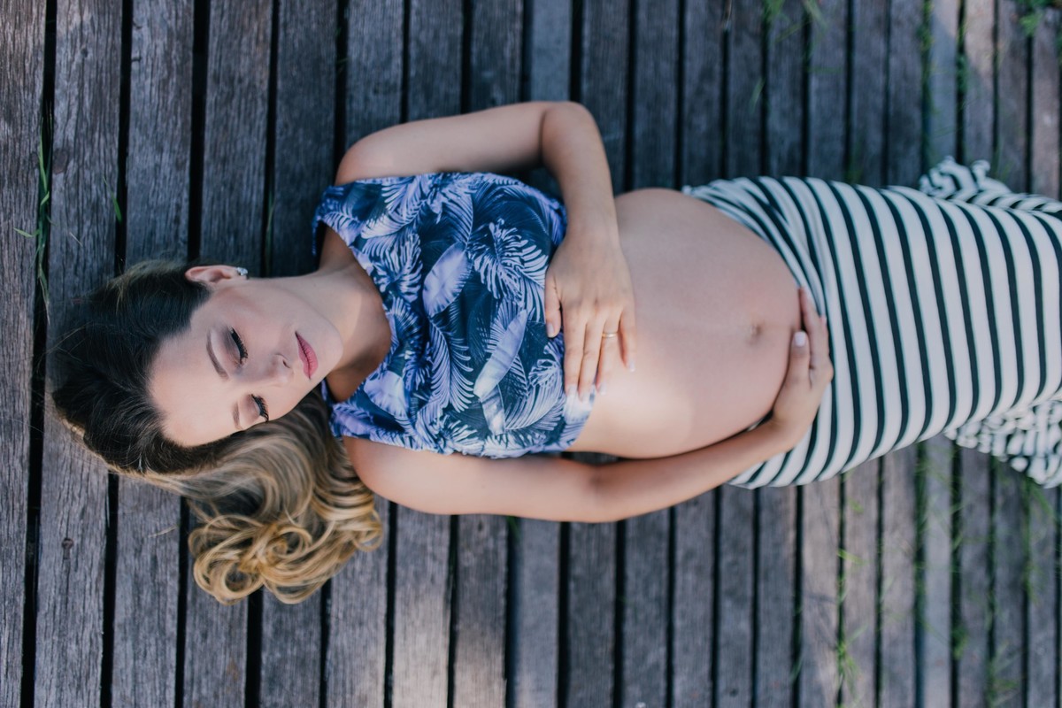 Gestante pregnant ensaio casa home saudável book fotos vitória vila velha roupa leveza bebê gestação neném por sol Golden hour ilha frade neném amor casal guarderia