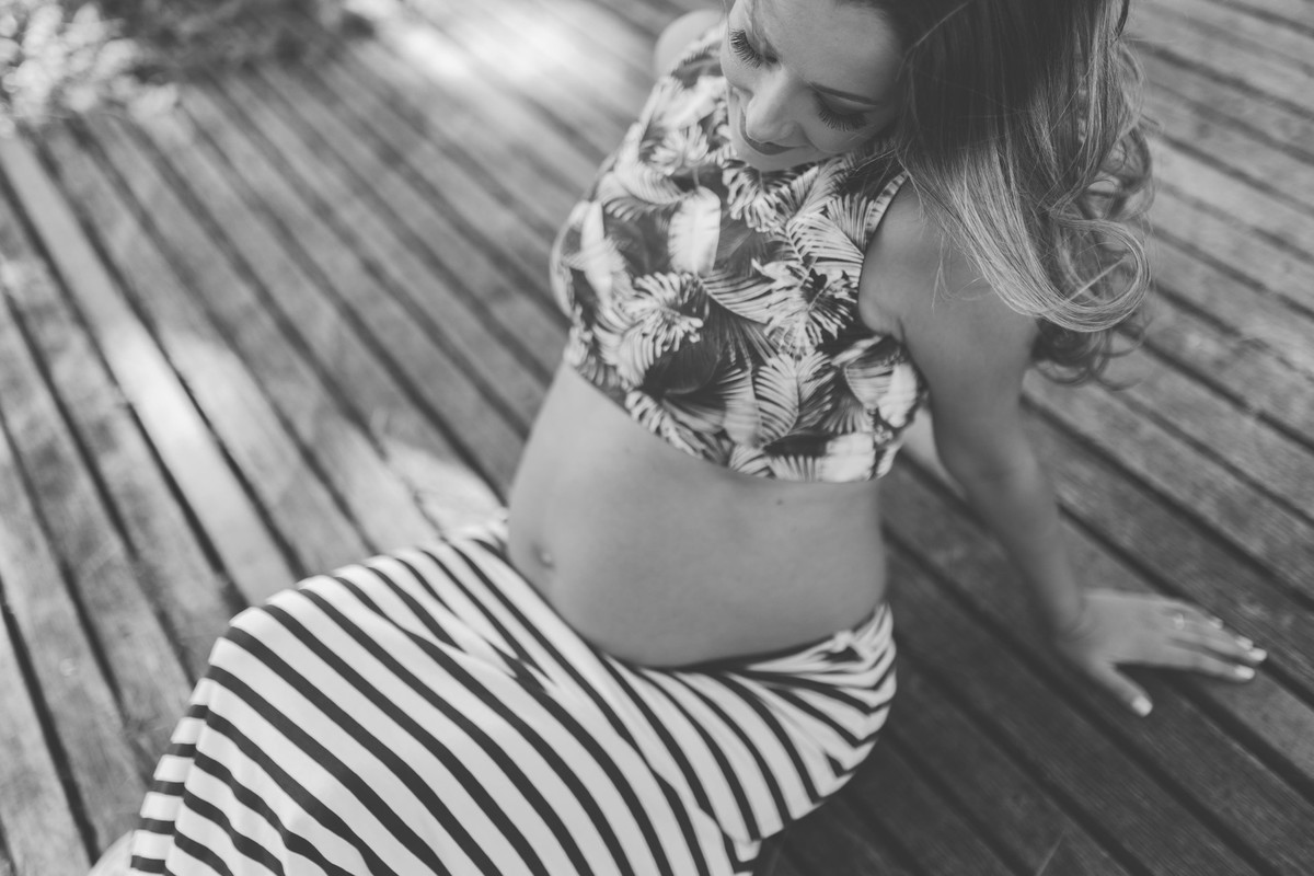 Gestante pregnant ensaio casa home saudável book fotos vitória vila velha roupa leveza bebê gestação neném por sol Golden hour ilha frade neném amor casal guarderia