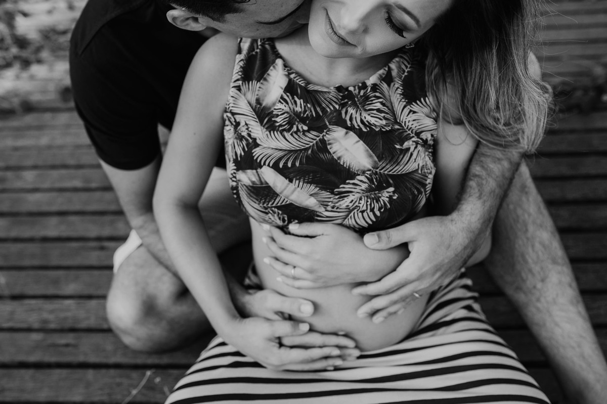 Gestante pregnant ensaio casa home saudável book fotos vitória vila velha roupa leveza bebê gestação neném por sol Golden hour ilha frade neném amor casal guarderia