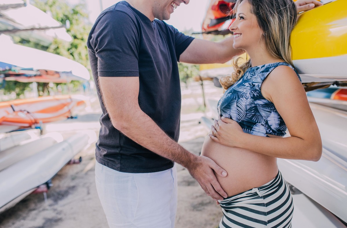 Gestante pregnant ensaio casa home saudável book fotos vitória vila velha roupa leveza bebê gestação neném por sol Golden hour ilha frade neném amor casal guarderia