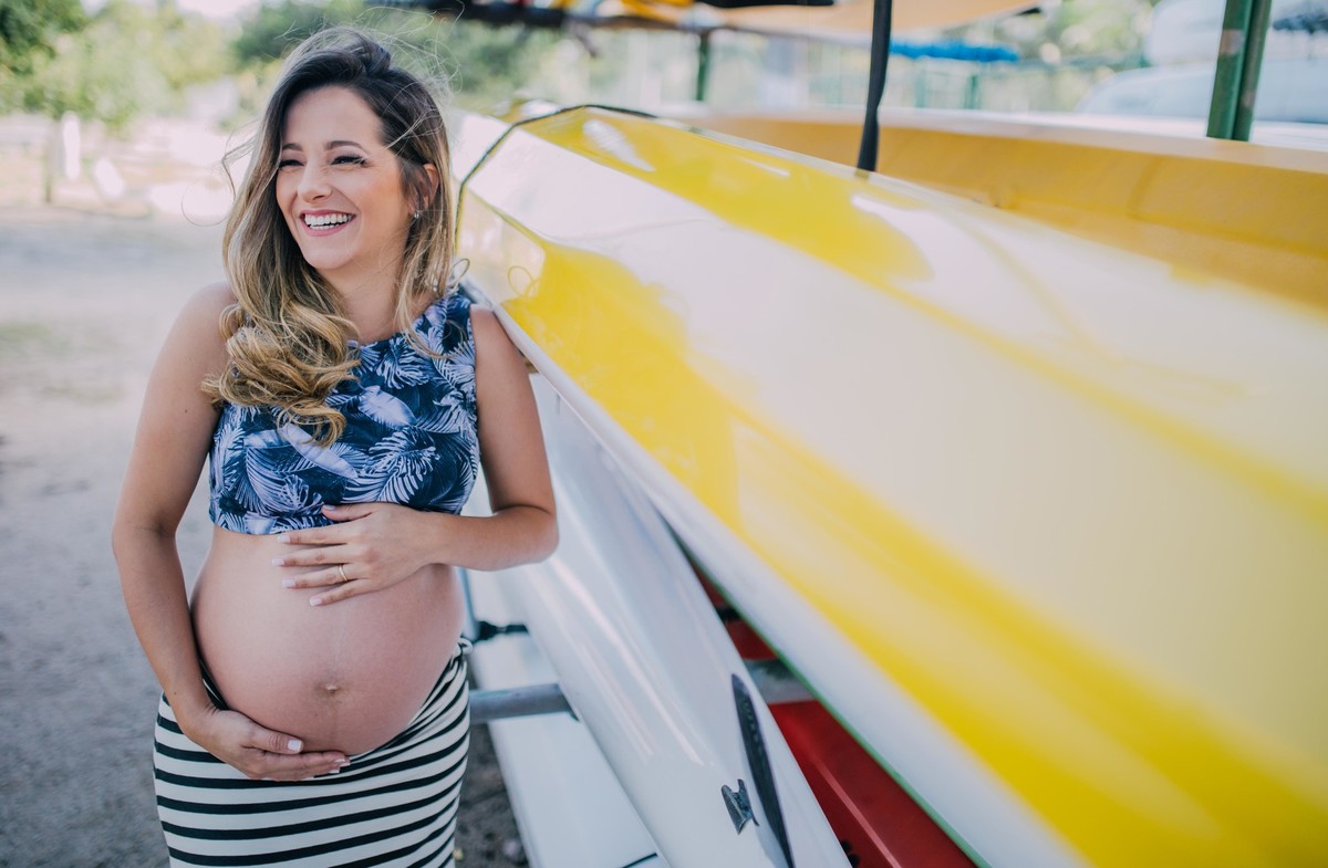 Gestante pregnant ensaio casa home saudável book fotos vitória vila velha roupa leveza bebê gestação neném por sol Golden hour ilha frade neném amor casal guarderia