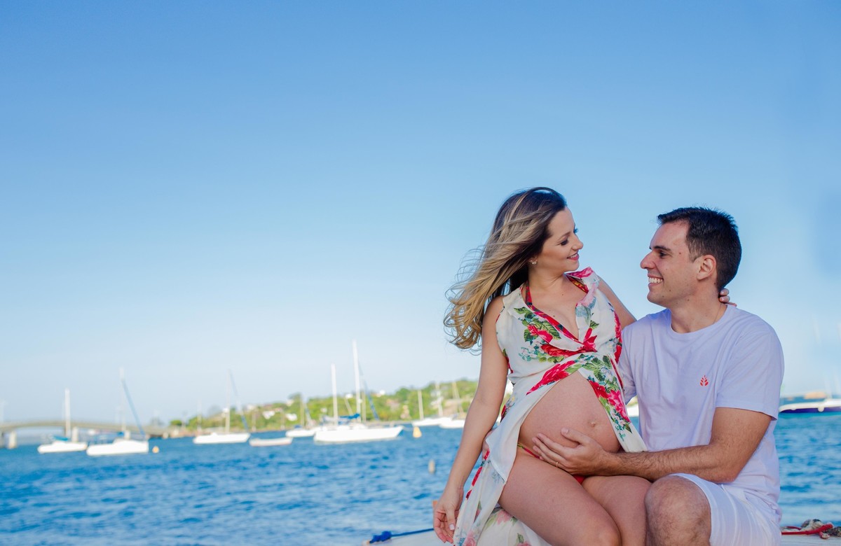 Gestante pregnant ensaio casa home saudável book fotos vitória vila velha roupa leveza bebê gestação neném por sol Golden hour ilha frade neném amor casal guarderia