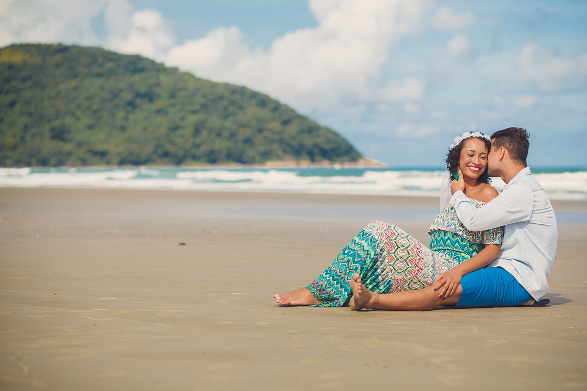 ensaio divertido de casal na praia