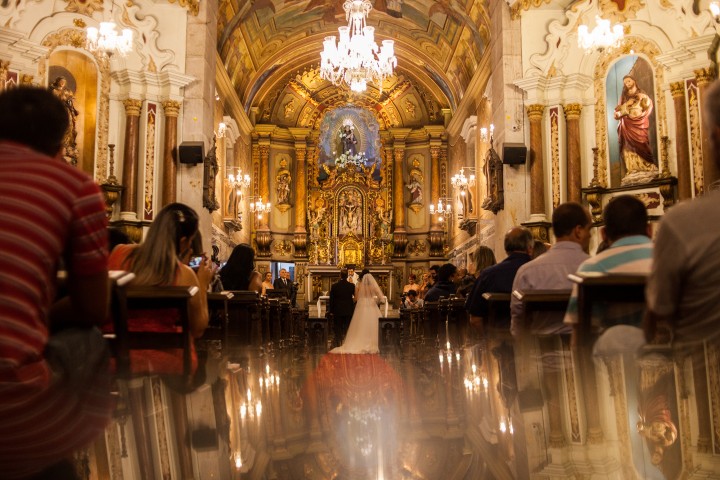 foto diferente com os noivos no altar