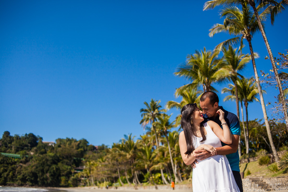 foto de casal na praia do iporanga
